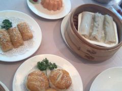 叉烧酥、核桃酥、布丁和白菜卷-御花园·粤菜·海鲜火锅(中山公园店)