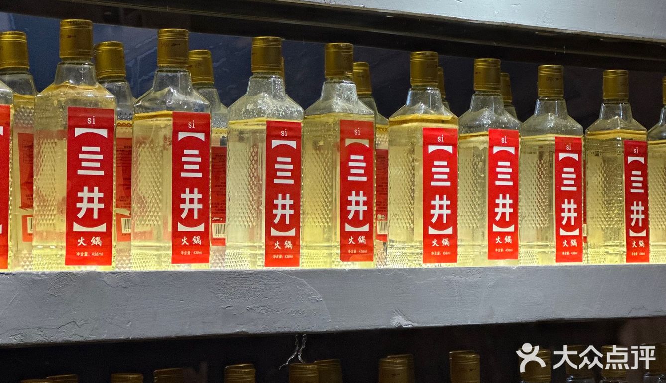 又一家排队王！在火锅店里乱劈柴？