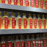 又一家排队王！在火锅店里乱劈柴？