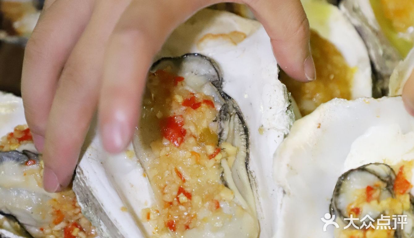 珠江道吃大餐，一只巨型生蚝顶四只