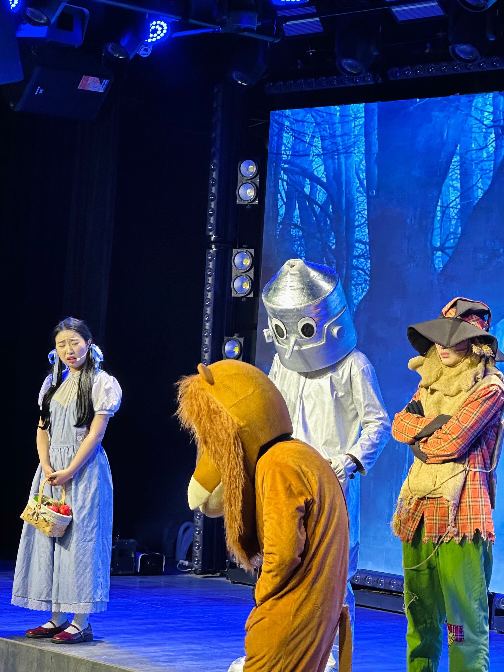 周末和朋友们一起去看儿童剧绿野仙踪,时间是11点到12点的场次,提前10