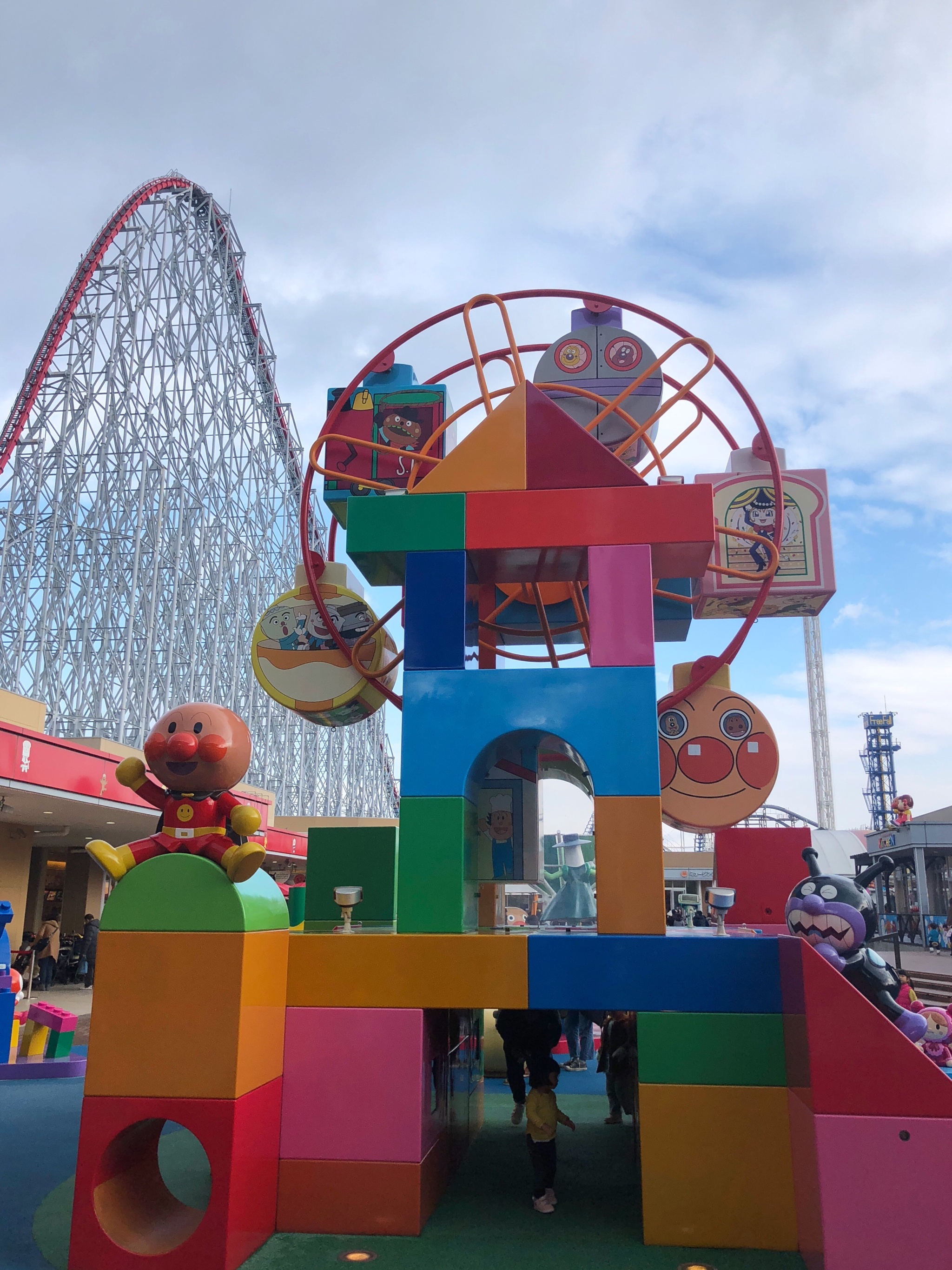 游乐园就坐落在长岛水上乐园旁边,有单独的