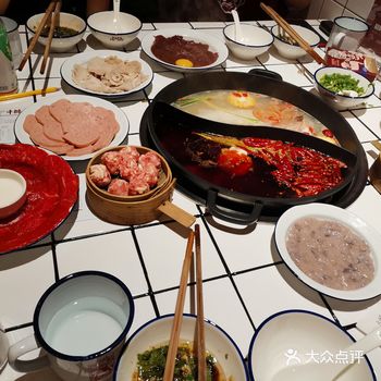 上的是鸳鸯锅,平常我是个特别能吃辣的人