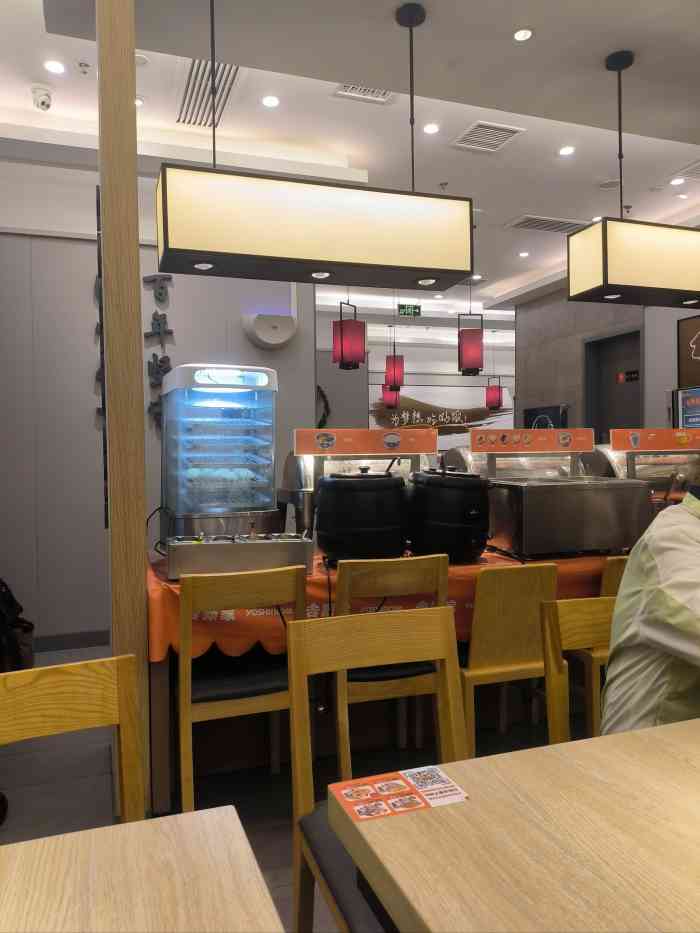 发愁早饭吃什么,正好搜到附近有一家吉野家,提供早餐自助,决定试一下