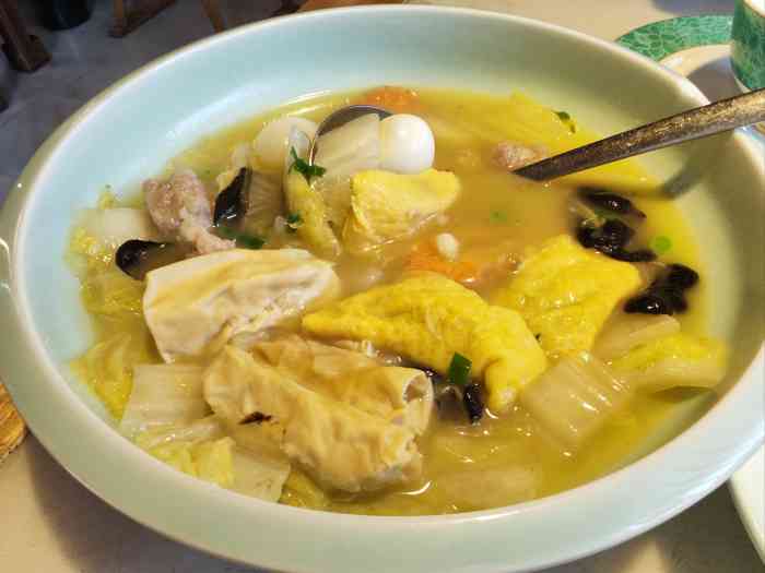 「老三鲜」宁波传统的三鲜汤,里面有蛋饺,鹌鹑蛋,面结,肉丸,白菜等