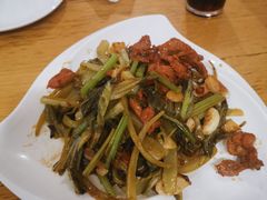 自制酸菜炒牛肉-宏记广东客家菜(丰汇店)