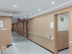 -上海大学附属上海和平眼科医院