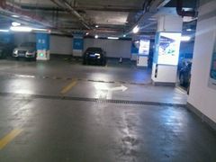 -正大乐城徐汇店-地下停车库