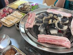 -围炉肉舍•炭烤活鳗•丹东海鲜烤肉(步行街店)