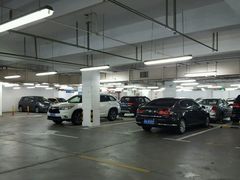 -迪卡侬运动专业超市-停车场