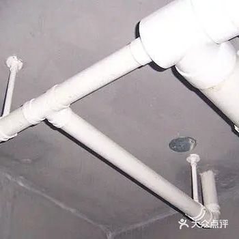 相信大家交房后都看过室内卫生间、厨房错落交加的水管