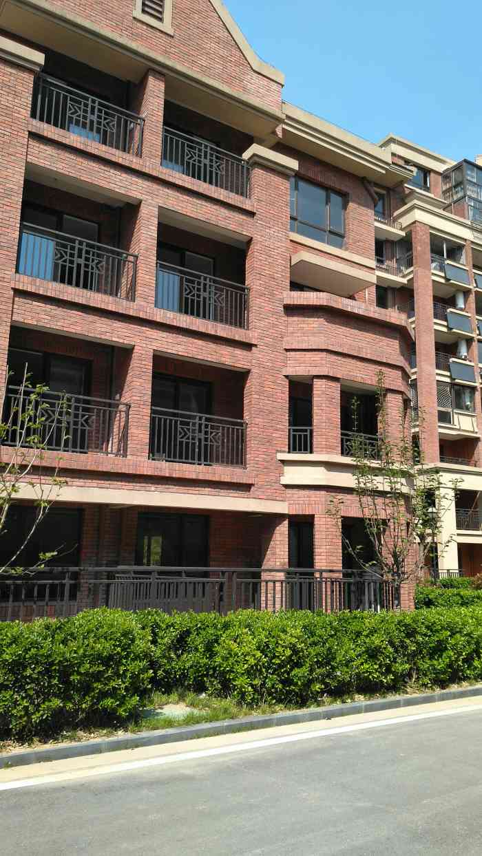 康诗丹郡-"本小区位于三区交界处,环境优美,交通便利.