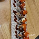 这家寿司店的店铺面积不是很大,但是服务人员十分热情周
