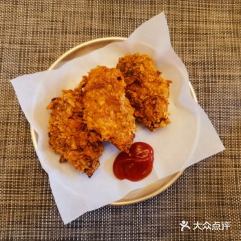 用乐事的大波浪薯片把它碾碎，鸡翅提前码料腌制一下