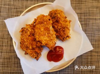 用乐事的大波浪薯片把它碾碎，鸡翅提前码料腌制一下