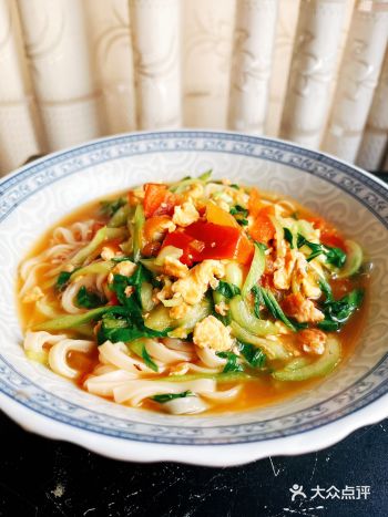 食材：鸡蛋，西红柿，油菜，葱，盐，胡椒粉，面条 