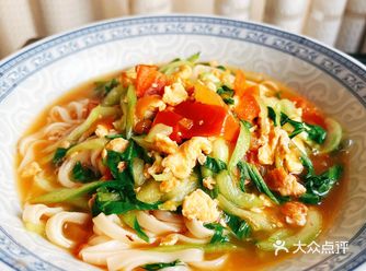 食材：鸡蛋，西红柿，油菜，葱，盐，胡椒粉，面条 