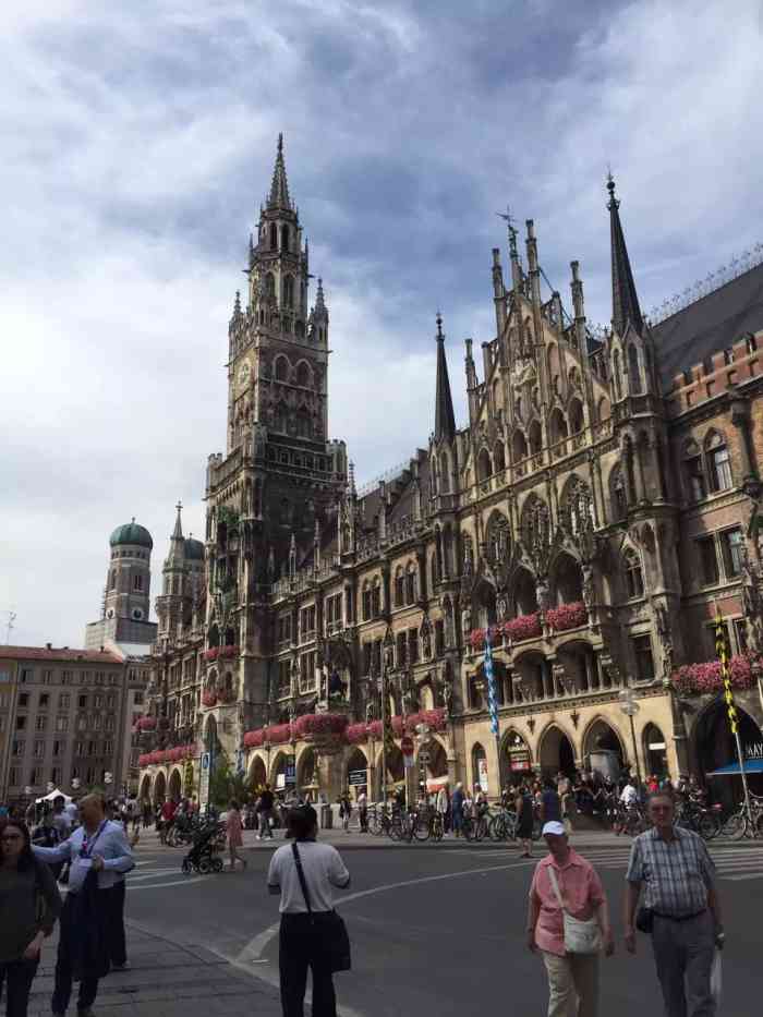 ludwig beck-"服装比较一般化妆品和香水牌子很多楼上.