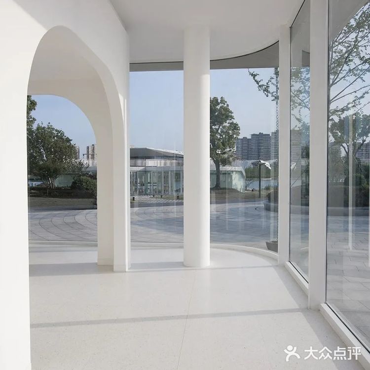 银杏天鹅湖位于嘉兴的秀水新区，以自然生态景观为依托