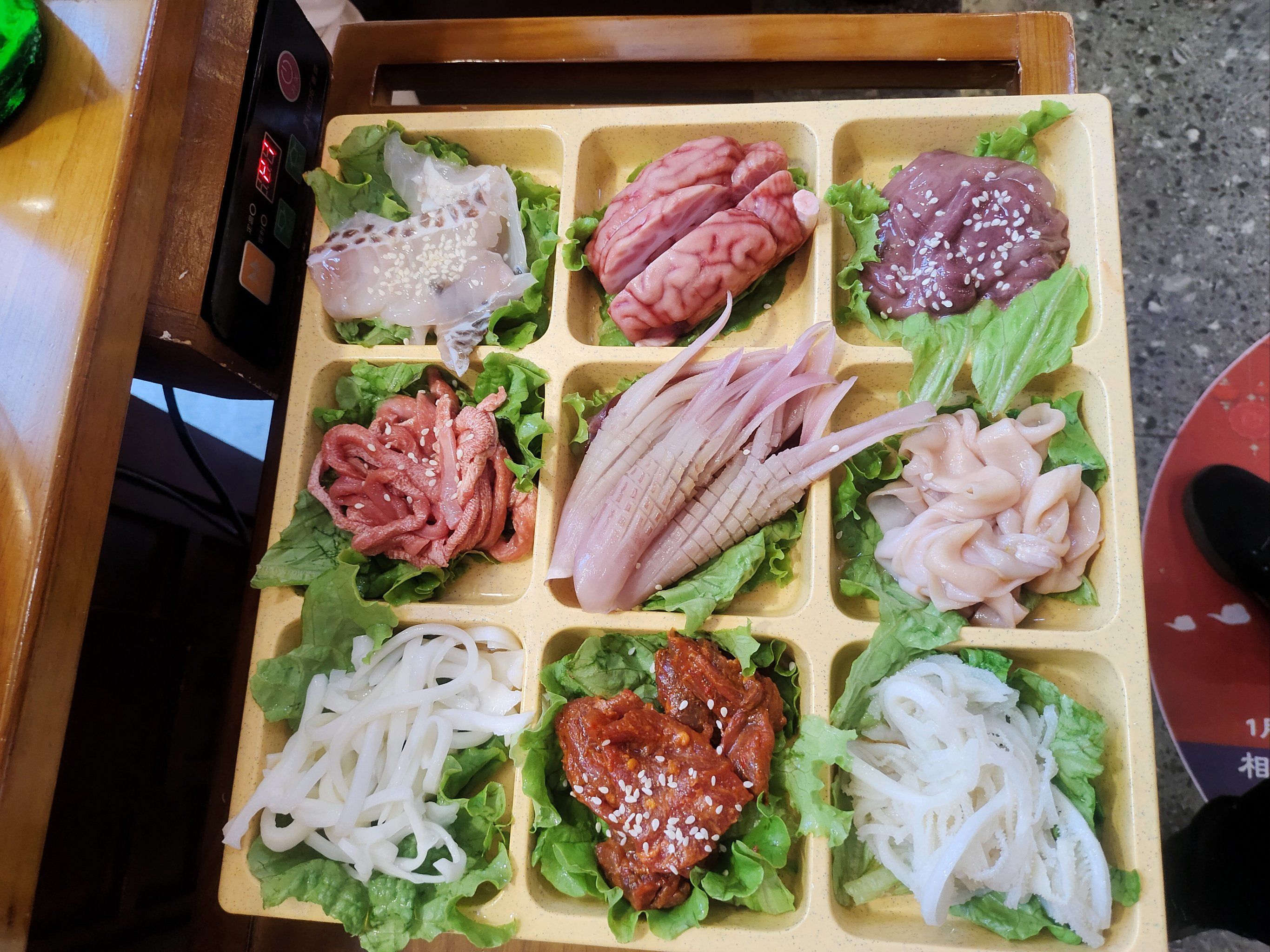 大快朵颐的火锅菜盘