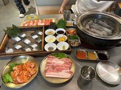 -围炉肉舍•炭烤活鳗•丹东海鲜烤肉(步行街店)