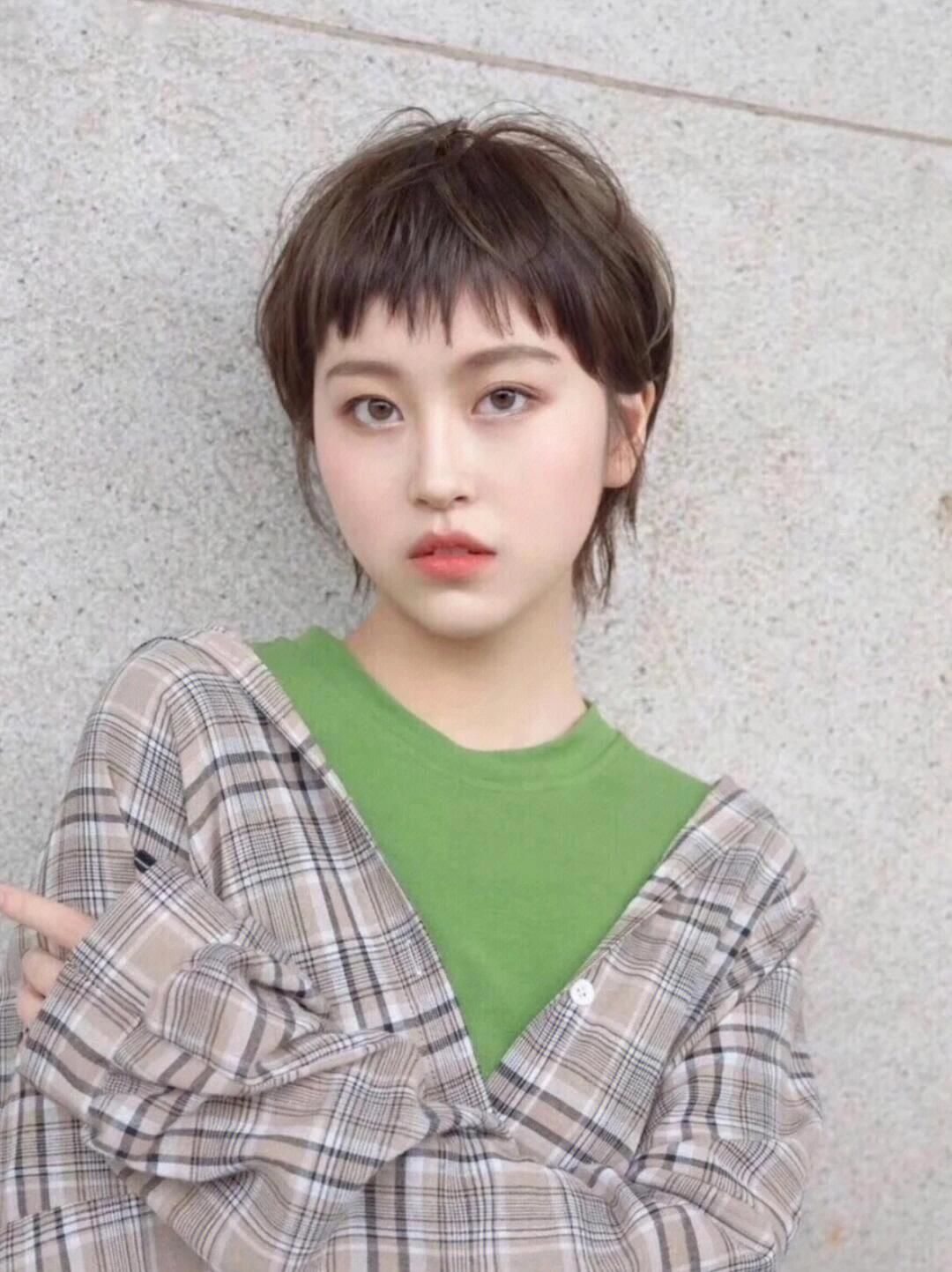 短发女生可尝试这款非常好打 理的精致短发最火发型