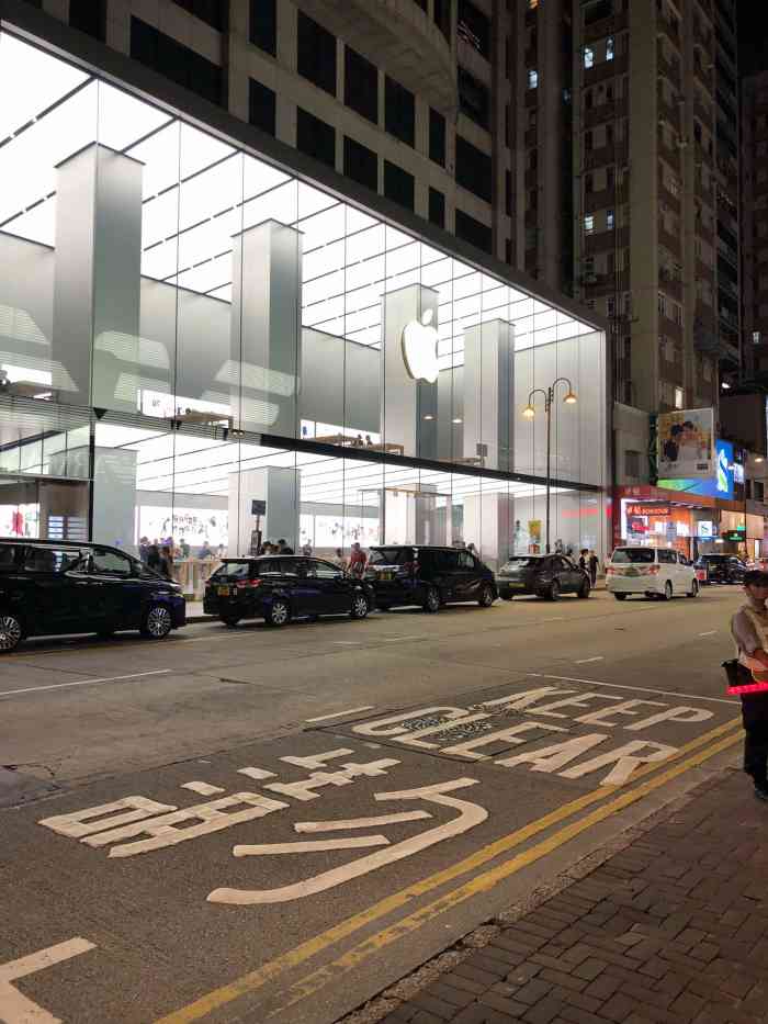 apple store(canton road)-"这是一家要排队的apple store[.