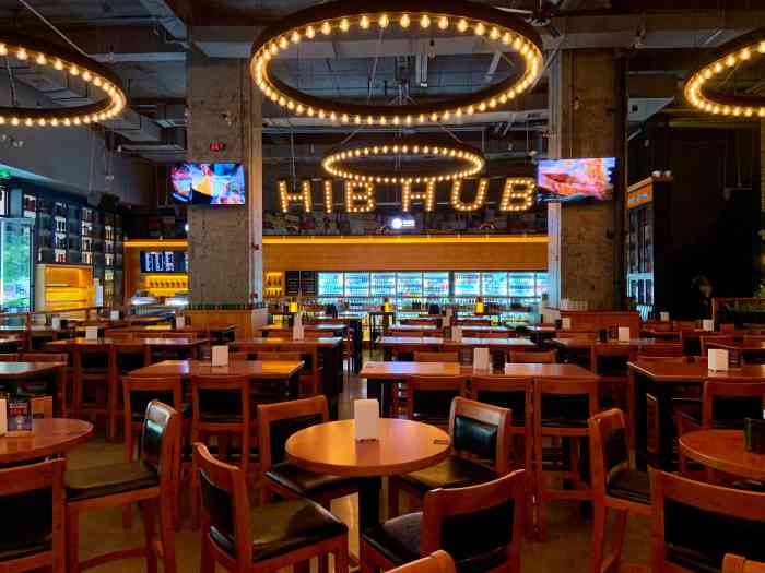 hib hub公社(解放西路店"店在太平街对面,就在马路边,门面很大很抢.