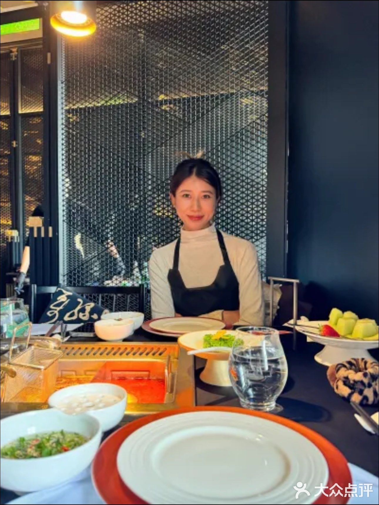 招牌牛油锅底一端上来，红亮的牛油块看着就超带劲