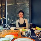 招牌牛油锅底一端上来，红亮的牛油块看着就超带劲