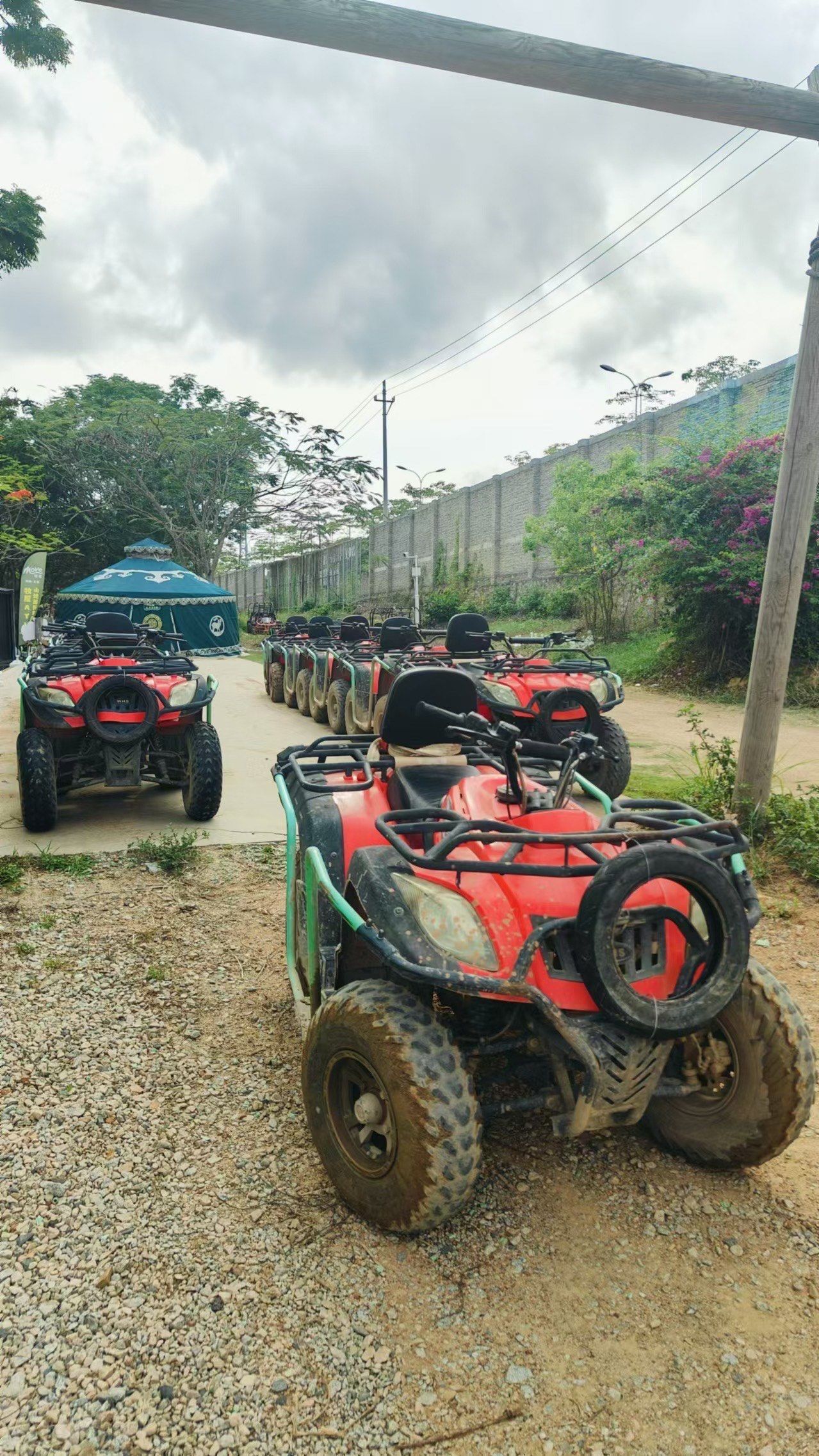 山地越野车营地,位置很好找就在路边上