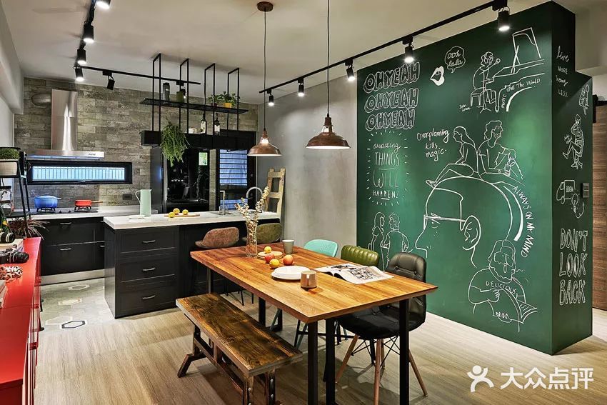 今日分享卧室到客厅的玻璃隔断让人眼前一亮！