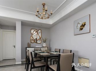 餐厅简约大气不失优雅之感，金色的吊灯与配饰提升空间精