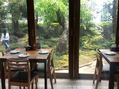 -Chom Cafe and Restaurant