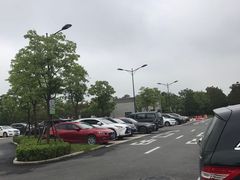 -奕欧来上海购物村停车场