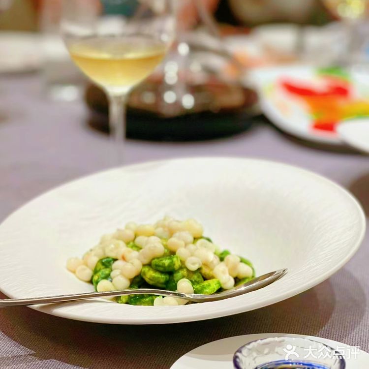 圆鑫淮扬菜新探｜白菊花醉膏蟹的鲜甜之旅 