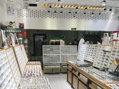 -美式眼镜·授权蔡司.依视路.尼康.豪雅.明月(人民广场店)