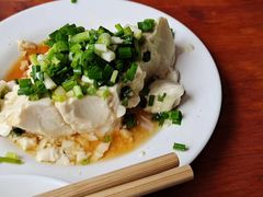 小葱拌豆腐-宝瑞门钉肉饼店