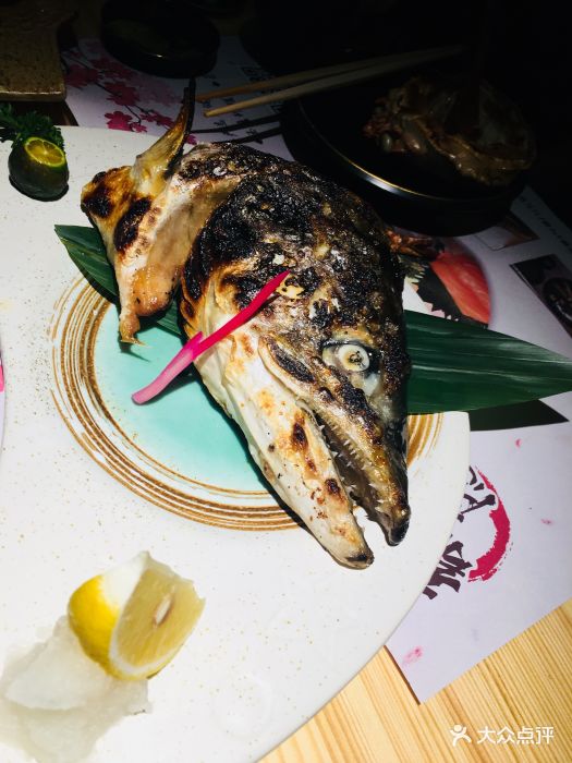 龙隐日式料理深夜食堂盐烤三文鱼头图片 