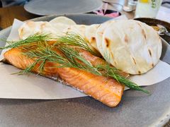 烟熏三文鱼配烤饺子皮和芥末籽酱-BOR Eatery(安福路店)