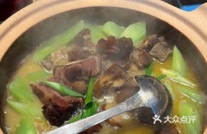 Braised Pork Trotter in Clay Pot