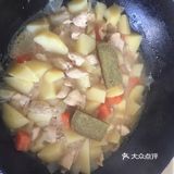 在锅中摊成蛋饼，放在米饭上，再浇上做好的咖喱鸡块
