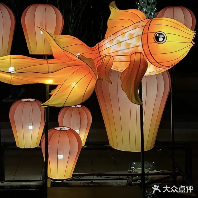 和风灯笼点亮夜晚