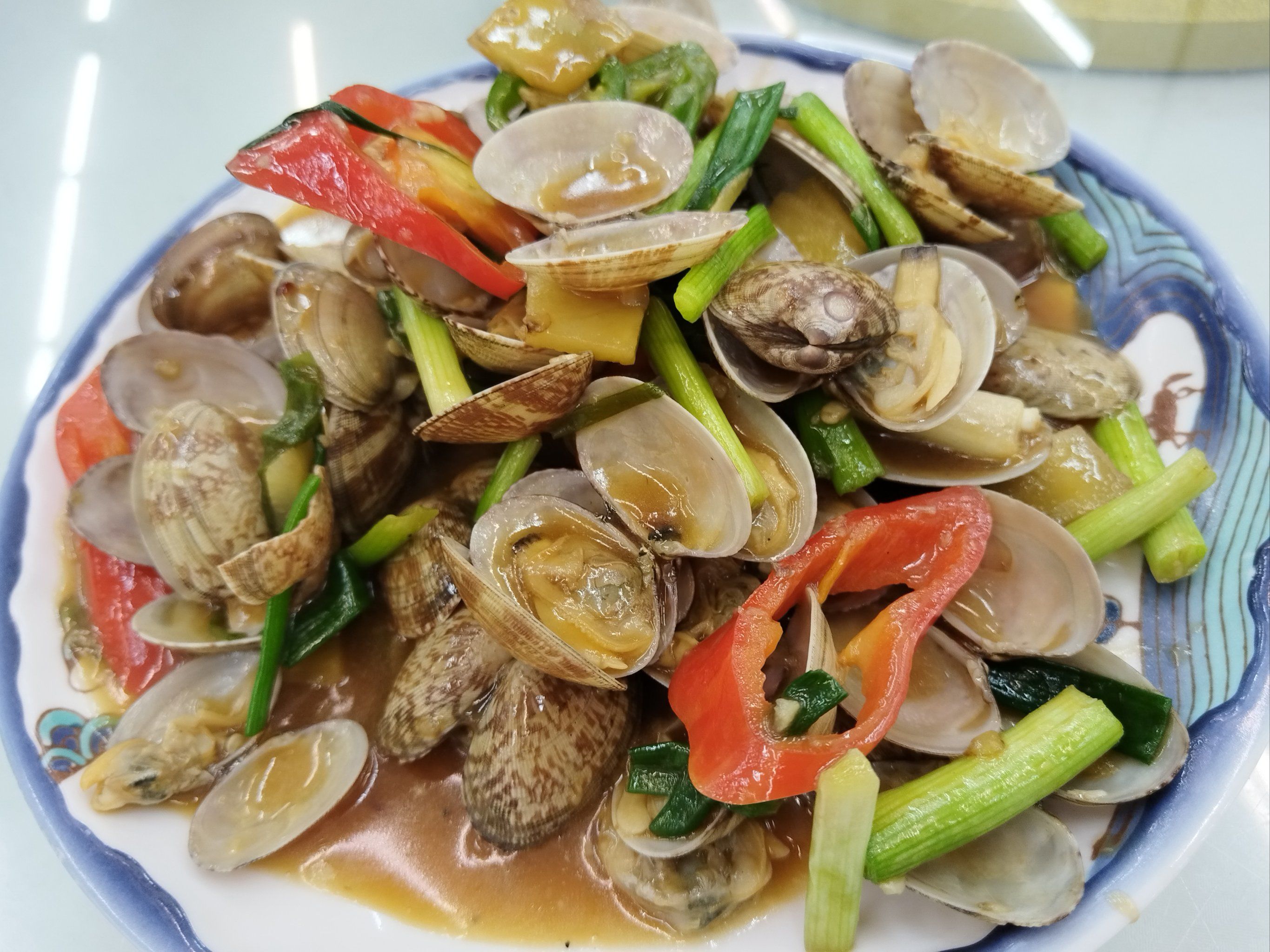 n姜葱炒花甲这一道菜也很棒,都没有沙子,而且里