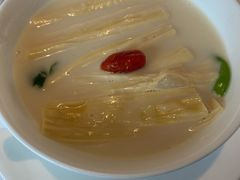 鲜鱼汤煮豆苗-粤界(望京金辉店)