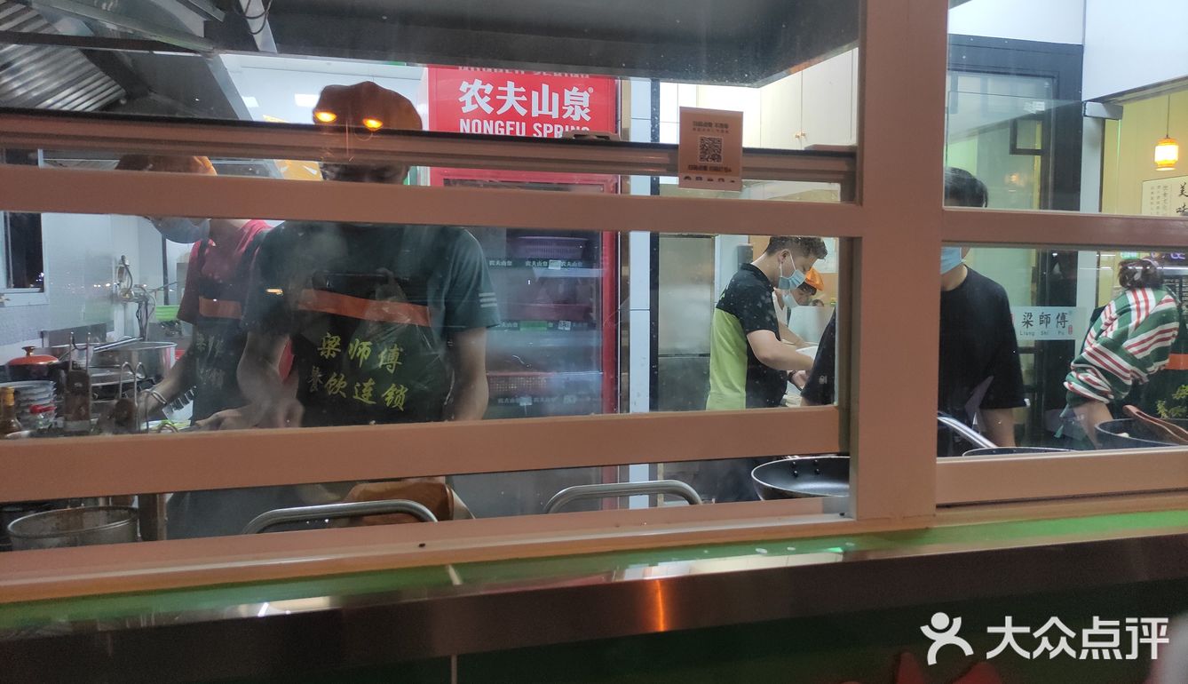 最近新店开张，鲜虾蟹籽云吞半价，好抵吃