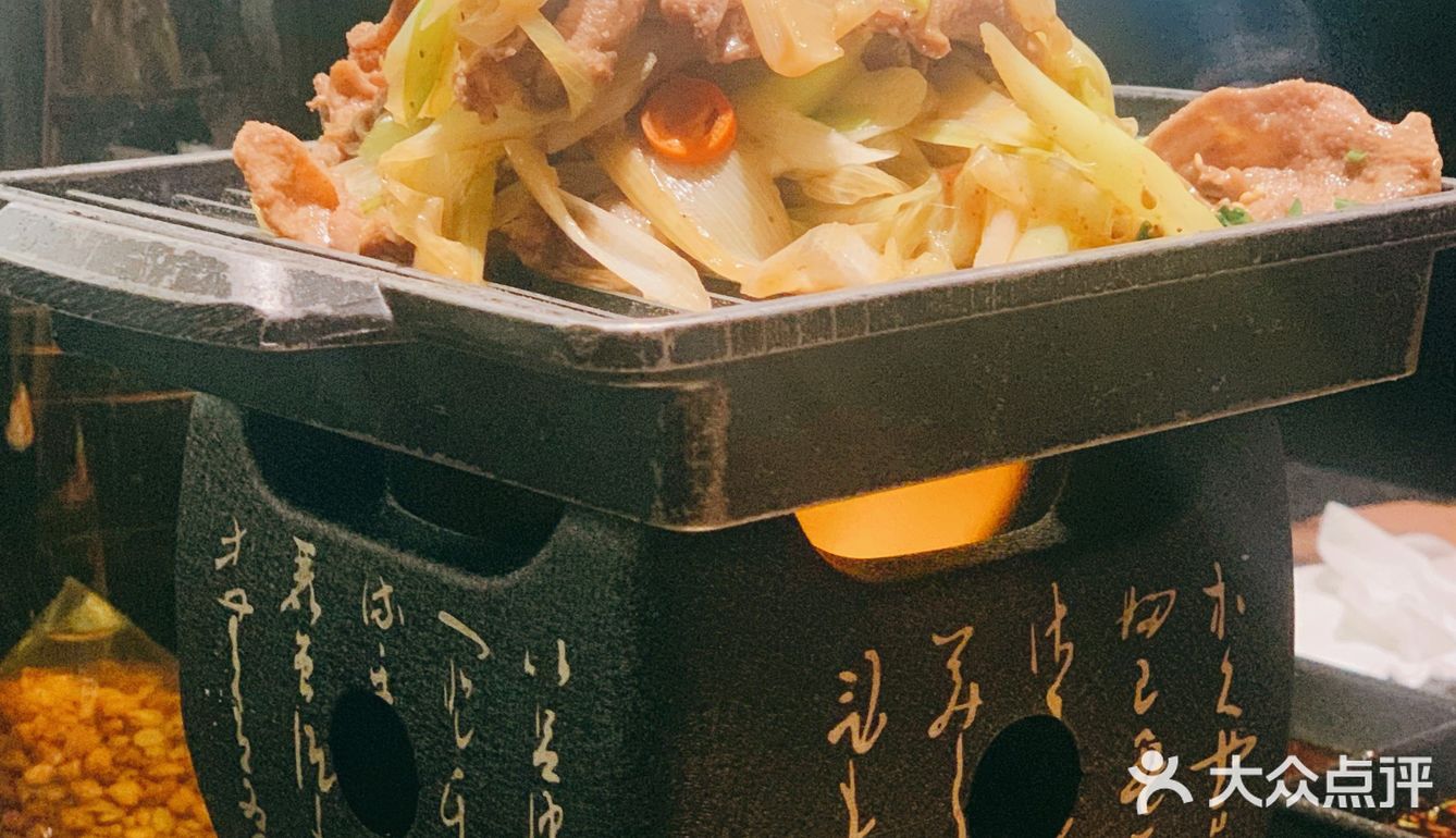 到处都是高级『黑』➕『金』的『烤🥩店』