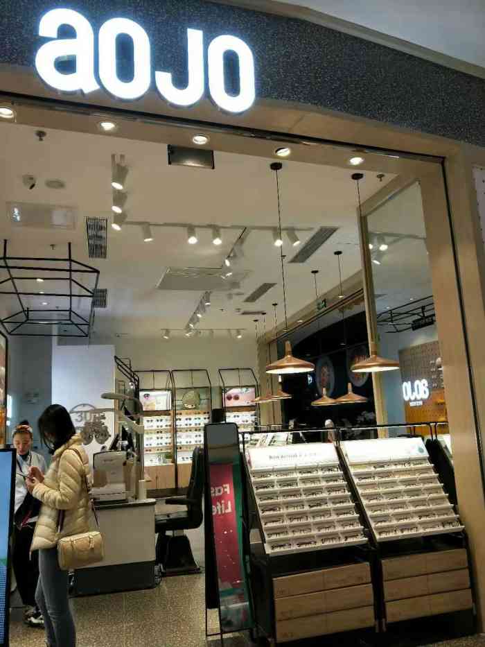 打分 万象汇负二层,眼镜挺便宜的,款式也不少.