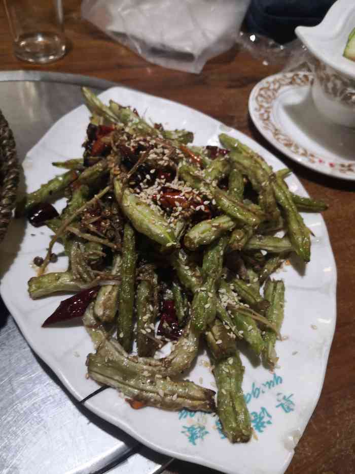 小背篓川菜馆(经济学院店)-"这个餐厅距离我们学校特别近……走几分钟