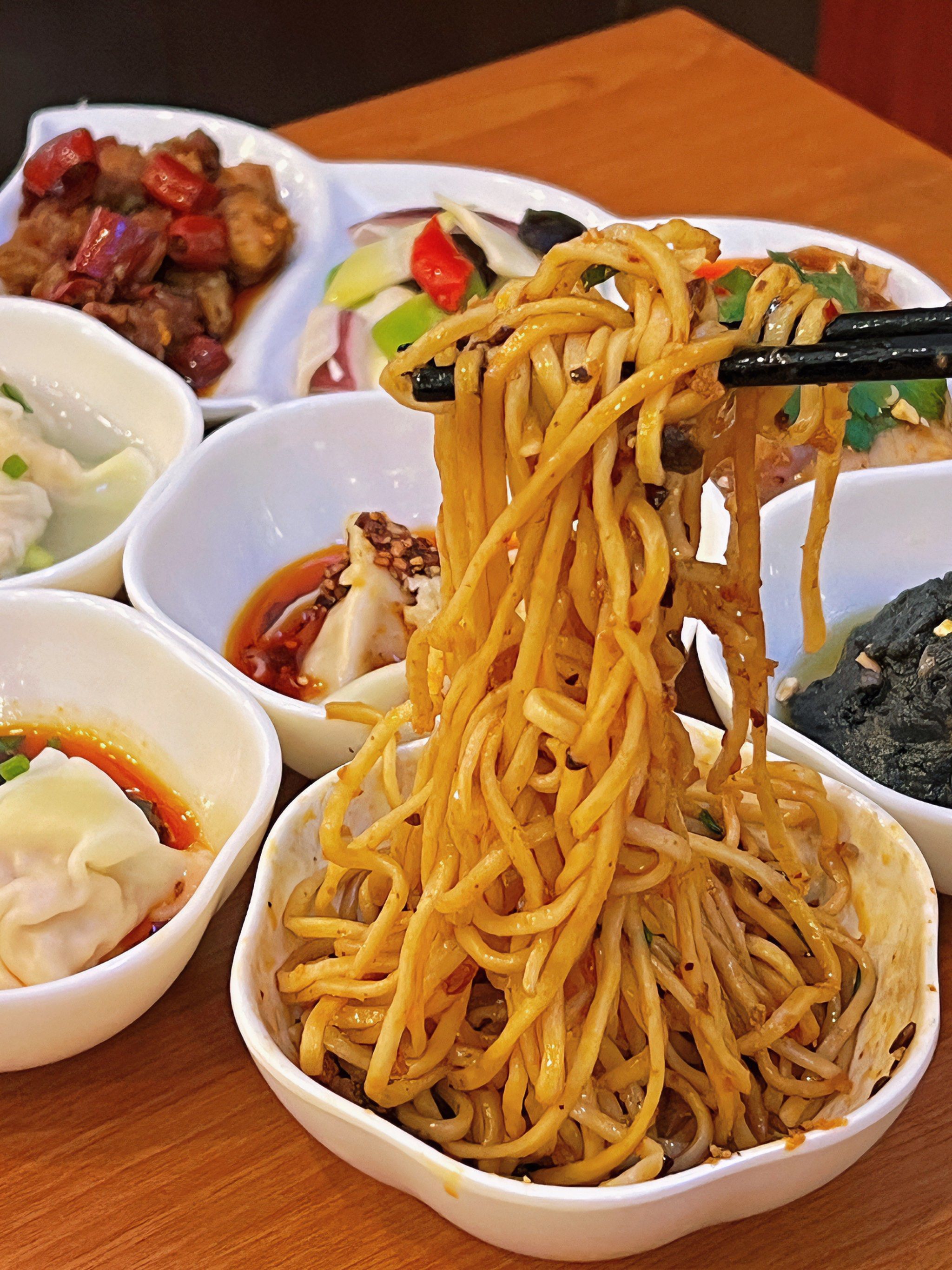 龙抄手总店
真的是一家从小吃到大的成都老字号
小吃种类非常多